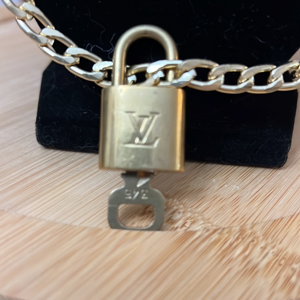 LV lock and key #345 with chain - Picture 4 of 4